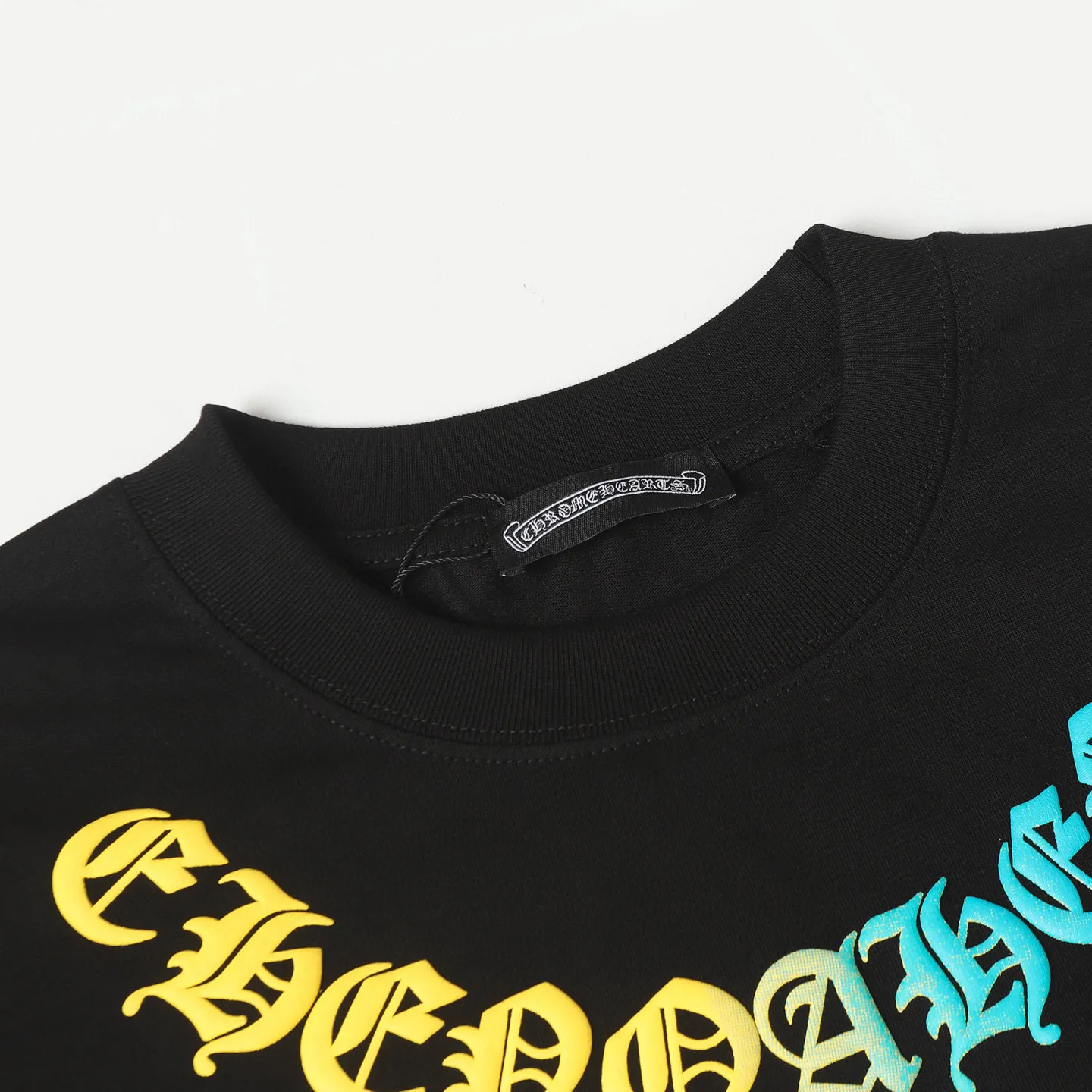 🅿️180 CHROME HEARTS/Chrome Heart CH gradient foam printed short-sleeved T-shirt The fabric is made of 280g heavy combed cotton, customized with 32 count 1*1 threads. The ready-made garments are washed twice. The fabric is comfortable and skin-friendly without any strange feeling. It is custom-dyed fabric with high textile density and good drape. It is not easy to deform. The thick texture and compact spinning process will not affect the breathability of the fabric. The saturation of the color is very high. Imported digital direct-injection printing technology. A versatile and good-looking short sleeve. The loose fit covers the flesh and looks slim. Size: XS-L